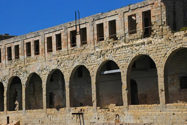 Una Vista Los Arcos Ventana Viejo Castillo Ladrillo Bajo Cielo —  Fotos de Stock