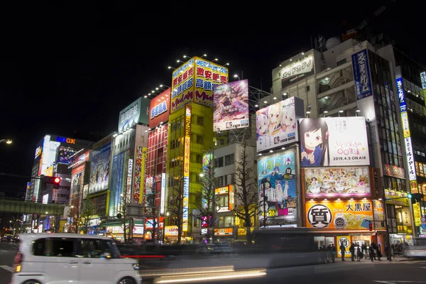 東京都 2019年4月11日 秋葉原のビルのネオンや看板広告 東京のゲーム アニメ マンガ コンピュータグッズのショッピング街 — ストック写真