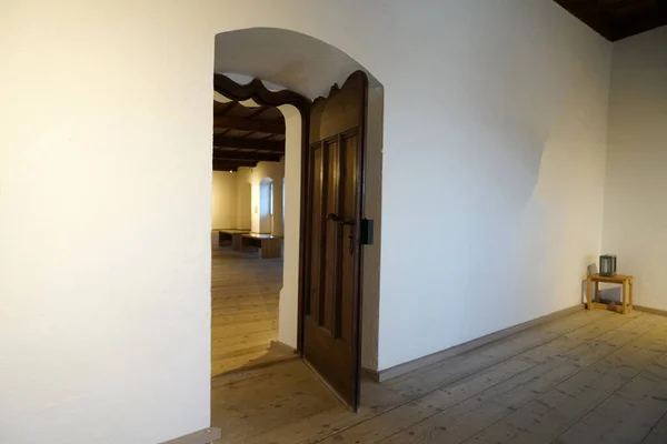 Die Nahaufnahme Einer Offenen Tür Innerhalb Eines Gebäudes — Stockfoto