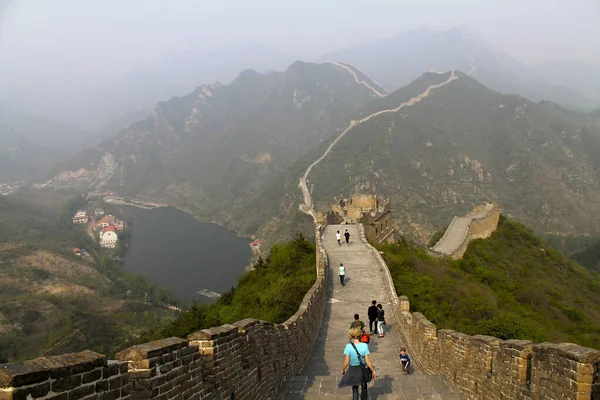 Čínská Zeď Vinoucí Přes Hory Několika Turisty Jezero Dně Údolí — Stock fotografie