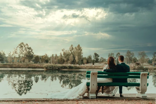 Nehrin Kenarındaki Bankta Oturan Yeni Evli Bir Çiftin Dikiz Görüntüsü — Stok fotoğraf