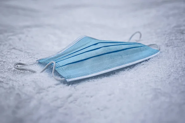 Blauw Chirurgisch Masker Ligt Sneeuw — Stockfoto