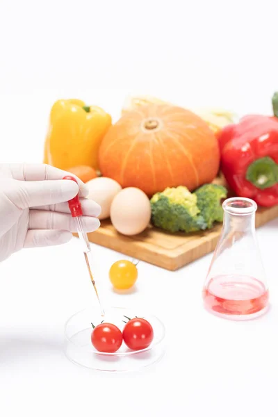 Gros Plan Scientifique Qui Ajoute Des Substances Toxiques Aux Tomates — Photo