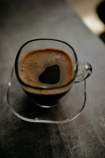 Nahaufnahme Einer Tasse Kaffee Auf Dem Tisch — Stockfoto