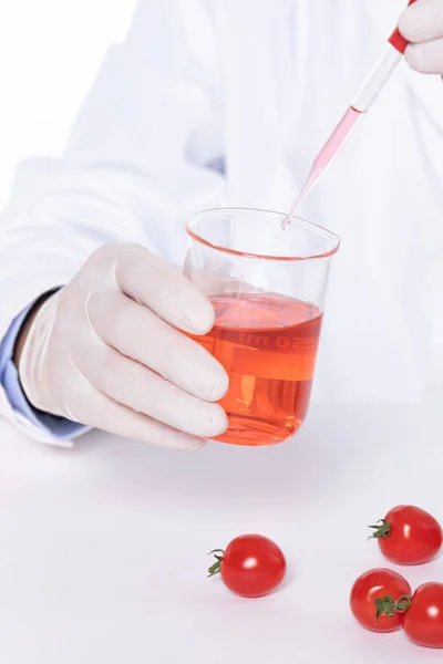 Plan Vertical Scientifique Qui Ajoute Des Substances Toxiques Aux Tomates — Photo