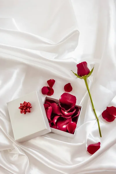 情人节那天 白色纺织品盒子里的红玫瑰花瓣 — 图库照片