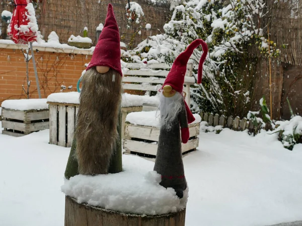 Gros Plan Mobilier Jardin Recouvert Neige Avec Quelques Jolies Décorations — Photo