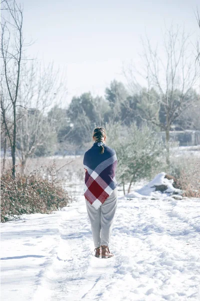 Μια Κάθετη Επιλεκτική Φωτογραφία Μιας Κυρίας Ένα Χιονισμένο Χωράφι Καλυμμένη — Φωτογραφία Αρχείου