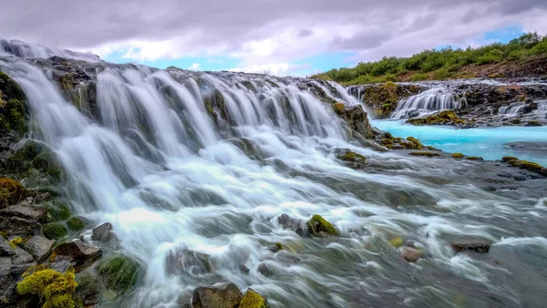 Une Belle Vue Sur Une Cascade Entourée Falaises Rocheuses Islande — Photo
