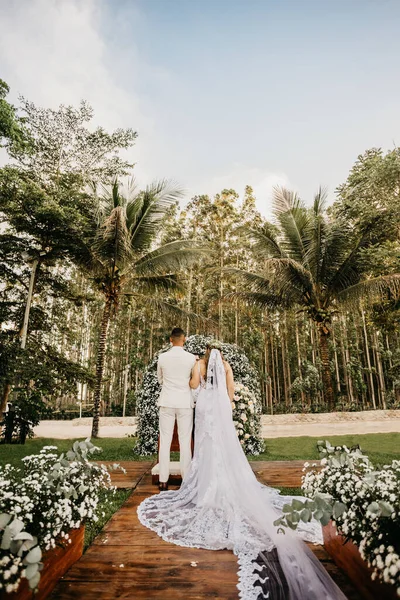 Beau Couple Lors Cérémonie Mariage Extérieur Dans Jardin — Photo