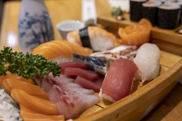 Sushi Sashimi Nad Drewnianym Talerzem Tradycyjnej Japońskiej Restauracji Tokio Japonia — Zdjęcie stockowe