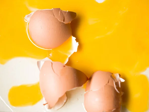 白い背景に壊れた卵のクローズアップショット — ストック写真