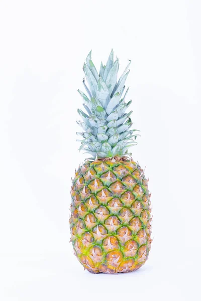 Eine Vertikale Aufnahme Einer Ananas Isoliert Auf Weißem Hintergrund — Stockfoto