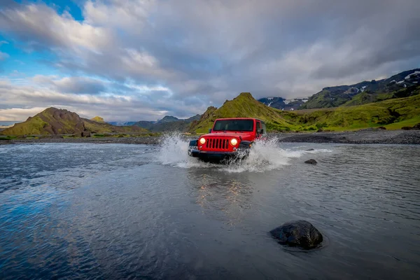 Coche Carreras Rojo Conduciendo Través Del Río Haciendo Salpicaduras — Foto de Stock