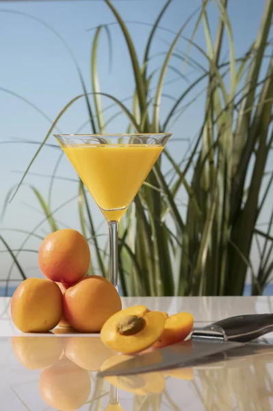 Eine Vertikale Aufnahme Eines Martini Glases Mit Aprikosensaft Auf Einem — Stockfoto