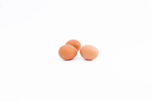 Tres Huevos Frescos Orgánicos Aislados Sobre Fondo Blanco —  Fotos de Stock