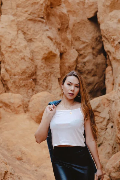 Uno Scatto Verticale Una Giovane Donna Attraente Posa Sul Deserto — Foto Stock