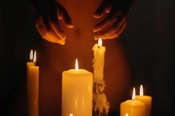 Крупним Планом Знімок Рук Над Палаючими Свічками Темній Кімнаті — стокове фото