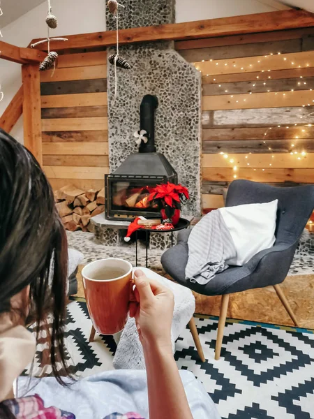 Een Vrouwelijke Drinken Koffie Ontspannen Bank Een Kamer Versierd Met — Stockfoto