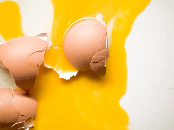 白い背景に壊れた卵のクローズアップショット — ストック写真