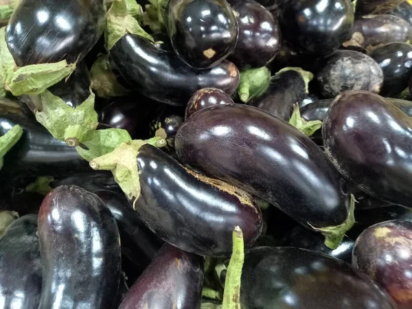 ภาพเต มกรอบของมะเข วงส องแสงส าหร Aubergines ขายในตลาด เปล ยนเน อเป — ภาพถ่ายสต็อก