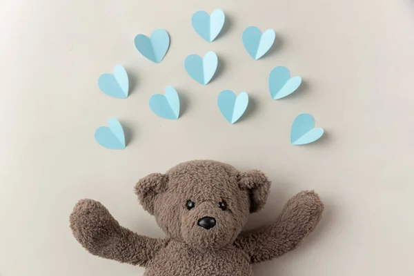 Una Vista Superior Los Papeles Forma Corazón Azul Osito Peluche — Foto de Stock