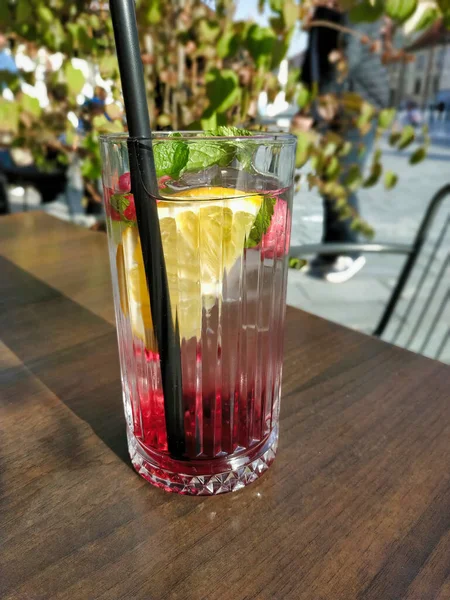 Eine Vertikale Nahaufnahme Einer Erfrischenden Kirsch Limonade Serviert Auf Einem — Stockfoto