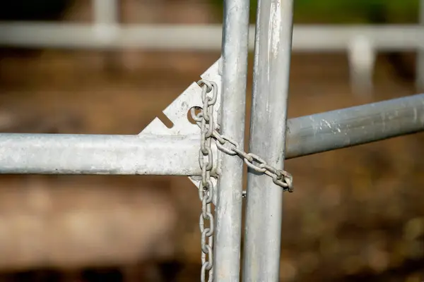 Een Selectieve Focus Close Van Een Ketting Poort — Stockfoto