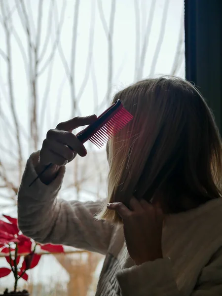 Неглибокий Фокус Знімок Блондинки Чистить Волосся — стокове фото