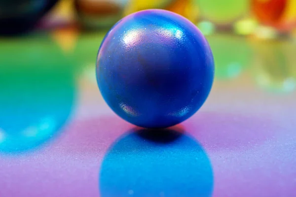 Ein Selektiver Fokus Nahaufnahme Eines Blauen Balls Der Tabelle — Stockfoto