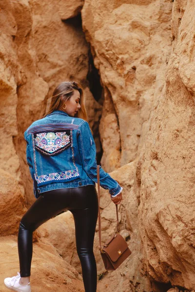 Vertical Shot Female Cool Denim Jacket Posing Sabrinsky Desert Stones — 스톡 사진