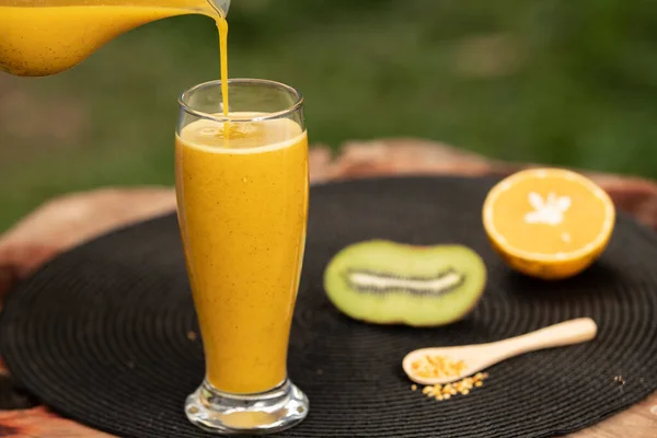 Ett Glas Cocktailsmoothie Gjort Apelsin Och Kiwi Bordsmatta Hälsosam Vegansk — Stockfoto