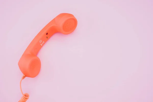 Wysoki Kąt Strzał Vintage Pomarańczowy Telefon Różowej Usrfie — Zdjęcie stockowe