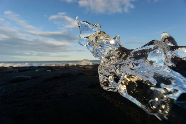 Прозрачный Кусок Льда Фоне Черного Песка Рейнисфьяры — стоковое фото