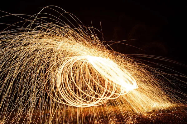 Çelik Yünlü Mükemmel Hafif Boya Geceleri Havai Fişek Gösterisi — Stok fotoğraf