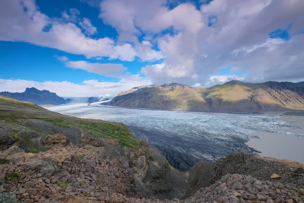 Een Prachtig Landschap Van Skaftafell Gletsjer Omringd Door Rotsachtige Bergen — Stockfoto
