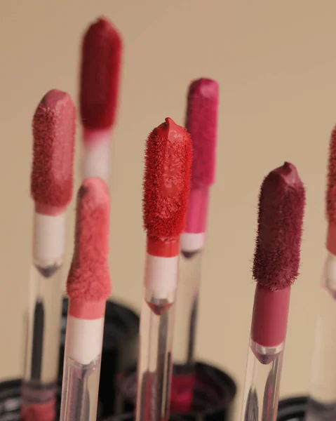 Een Close Shot Van Kleurrijke Borstel Vloeibare Lipsticks — Stockfoto