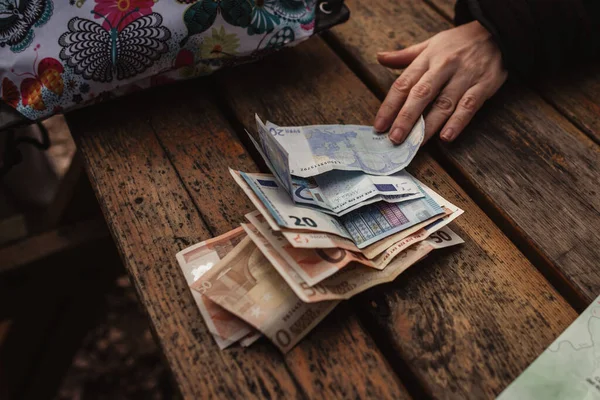 Μια Επιλεκτική Εστίαση Των Τραπεζογραμματίων Ευρώ Στο Ξύλινο Τραπέζι Χέρι — Φωτογραφία Αρχείου