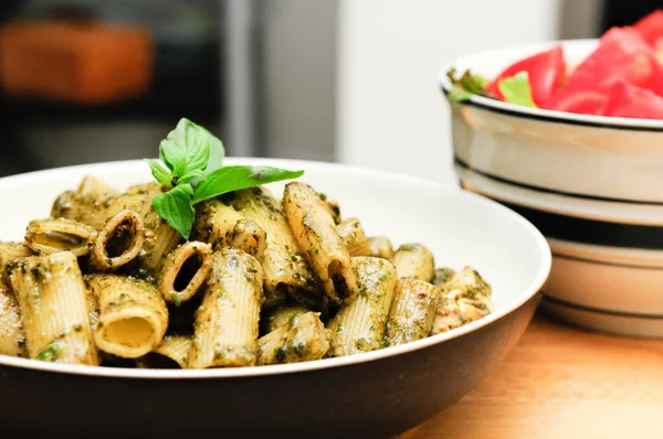 Pesto Pasta Met Kip Basilicum Parmezaanse Kaas Zoete Erwten — Stockfoto