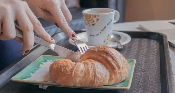 옆에서 크로와 자르는 여성의 선택적 — 스톡 사진