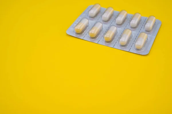 Een Hoge Hoek Shot Van Een Capsule Tablet Verpakking Geïsoleerd — Stockfoto