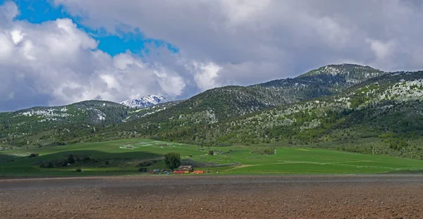 在多云的天空下 一幅幅被群山环绕的农田全景 — 图库照片