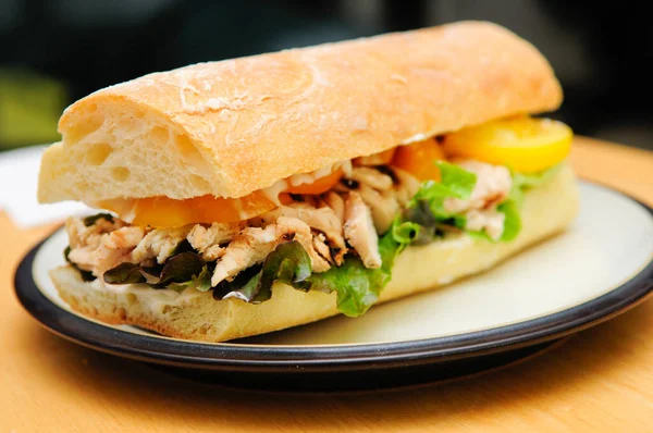Смачний Бутерброд Куркою Французькому Хлібі Помідорами Салатом — стокове фото