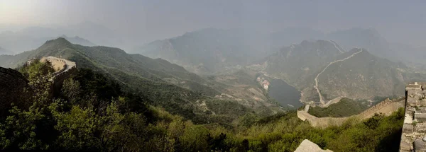 Panoramic Picture Great Wall China Winding Mountains Polluted Airwith Tourists — Stock Photo, Image