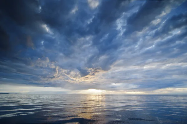 Een Adembenemend Landschap Van Prachtige Wolken Weerkaatst Een Meer Bij — Stockfoto