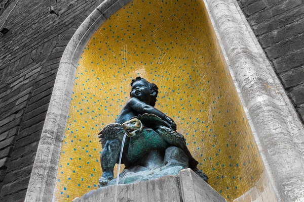 Low Angle Shot Statue Fountain Baby Turtle — Stock Photo, Image