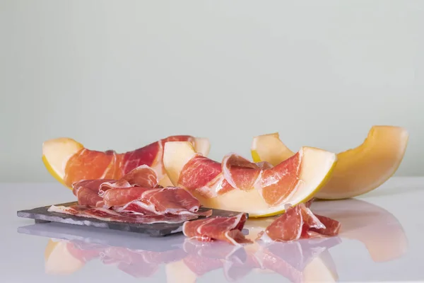 Some Melon Slices Thin Cured Ham Dark Plate Table — Stock Photo, Image