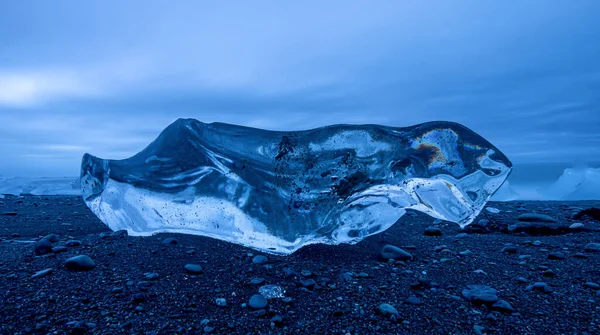 Крупный План Красивого Кусочка Айсберга Пляже Облачным Небом Исландии — стоковое фото