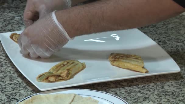 Vue Rapprochée Fabrication Shawarma Accueillante Vinaigrette Pain Pita Doux Avec — Video