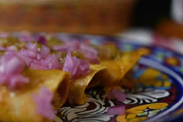 Egy Cochinita Pibil Taco Tortillával Fűszeres Sertéshússal Lila Hagymával Habanero — Stock Fotó